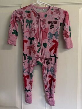 0/3M Velveteen by Bunny Knots Pink Christmas bow print bamboo zipper romper. EUC
